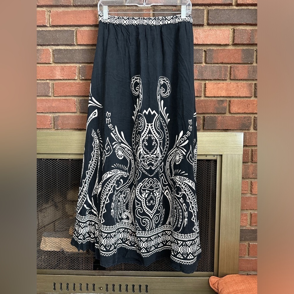 🛍️Brand & size tag is removed. Maxi skirt waist measurement 14” laying flat.